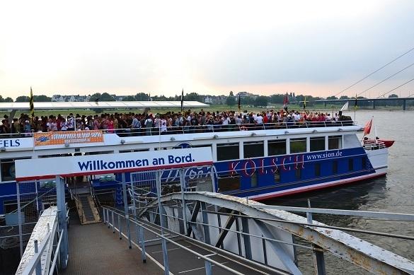 In Bonn steppt zu Wasserund und zu Land der Bär: Los gehts mit der Bootsparty auf dem Rhein und anschließen kann auf der Afterboots-Party weitergefeiert werden. Schlagermove Bootsparty Bonn