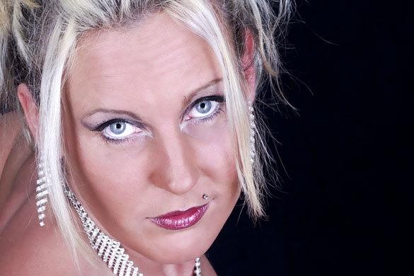 Nikki weiß als Newcomerin schon ganz genau was sie will. Erst spät packte sie ihren Traum von der Schlagerkarriere an, doch weiß sie genau: Das ist das Richtige für sie! Nikki