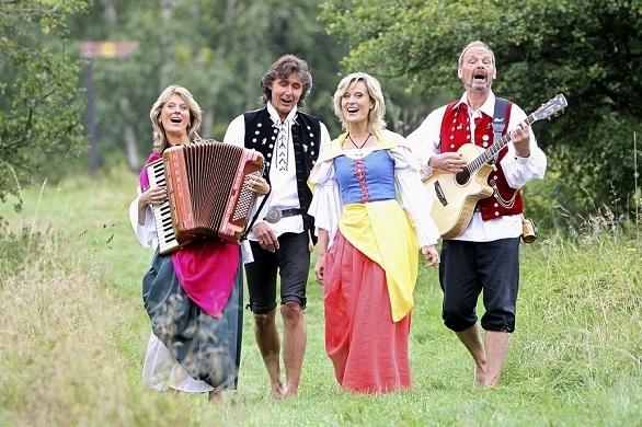 Die fröhliche Volksmusikgruppe Die Schäfer singen in der Natur. Sommer Maxi Arland Schlager Volksmusik