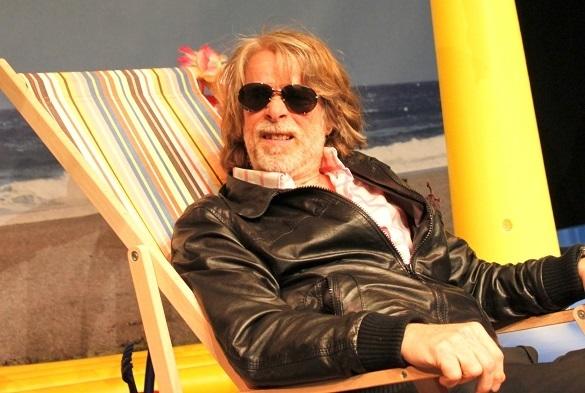 Ganz entspannt im Liegestuhl: Helge Schneider. Helge Schneider