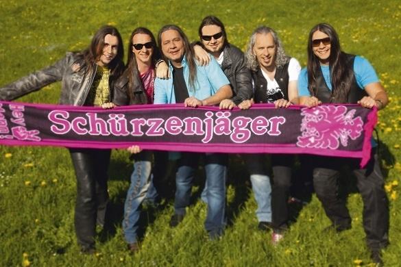 Seit nun 40 Jahren existieren die „Schürzenjäger“. Unzählige Mitgliederwechsel und Namensänderungen begleiten die Geschichte der Band. Schürzenjäger
