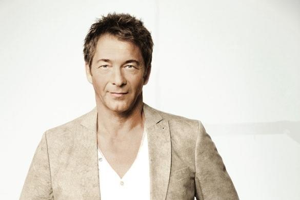 Gilbert ist nicht erst seit gestern in der deutschsprachigen Musik unterwegs: Vier Alben hat der ehrliche und sympathische Sänger bereits! Gilbert