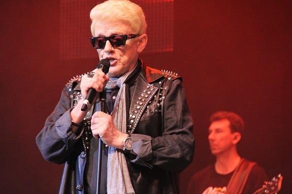 Auf der Bühne ist Heino einfach ein Profi und gibt die bekannten Coversongs zum Besten. Heino Cover Album Brille