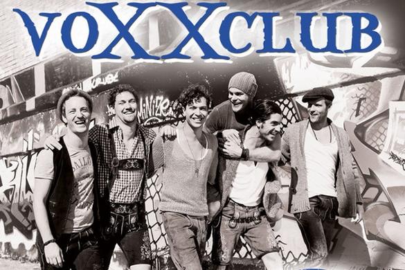 Man nehme sechs gutaussehende junge Männer, mische Volksmusik mit rockigen Beatbox-Elementen und schon ist der Hitgarant voXXclub geboren! voxxclub rock mi cover