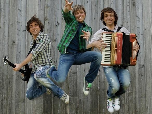 Die drei Brüder Philipp, Tobias und Markus (v.l.n.r.) sorgen auf der Bühne für eine super Stimmung! Ihre Liveshows sind bereits legendär! Dorfrocker Vogelbeerbaum Dorfkind Tiefkühlpizza