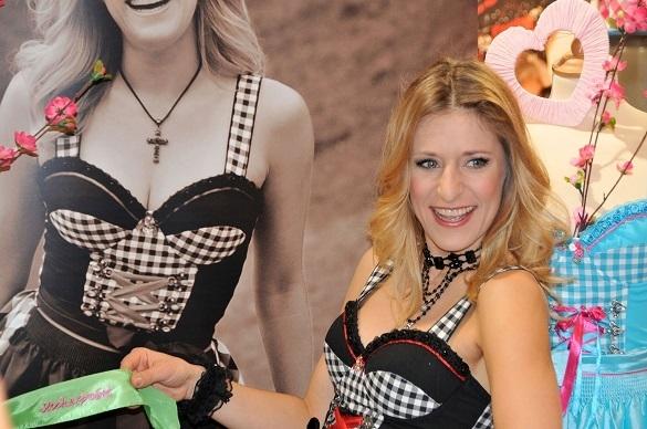 Stefanie Hertel im feschen Dirndl - wird sie sich dieses Jahr auf der Wiesn blicken lassen? Schlagerstars Wiesn