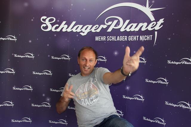 Tausende tanzen seit Jahren zu der Musik seiner Band: Schorsch Angerer ist Frontmann der Wiesn-Band Cagey Strings. Schorsch Angerer Cagey Strings