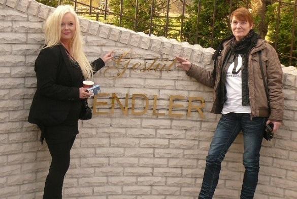 Beide Damen gehören zum Team des Michael Wendler Fanclubs. Michael Wendler Fanclub
