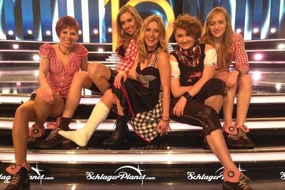 In der Carmen Nebel Show tritt Stefanie Hertel trotz Gipsbein auf! Stefanie Hertel Charity SchlagerPlanet