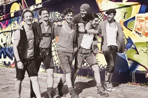 Wer bei ihnen noch ruhig sitzen kann, sollte die Musik eindeutig lauter drehen. voXXclub bringt nicht nur mit „Rock mi“ die Wände zum wackeln, auch die fünf neuen Tracks heizen ordentlich ein! voXXclub