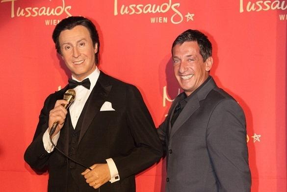 Peter Alexander steht bei Madame Tussauds in Wien.