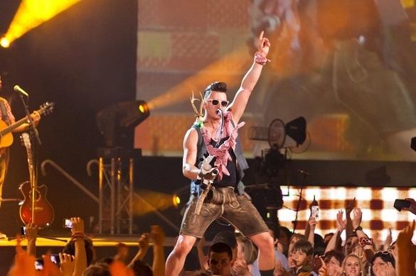 Vielleicht hat auch der Auftritt in Singapur so spektakulär ausgesehen. Es wäre Andreas Gabalier zuzutrauen. Andreas Gabalier