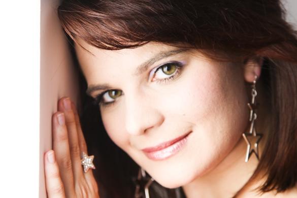 Sie wuchs mit der Musik auf, doch erst nach und nach entwickelte sich bei Sabrina Stern die Liebe zum Schlager. Sabrina Stern