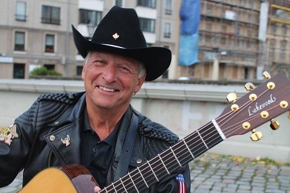 Sympathisch lächelt Rainer Bach in die Kamera. Man kann wahrlich sehen, was für eine liebenswürdige Person er ist. Rainer Bach Truck Stop