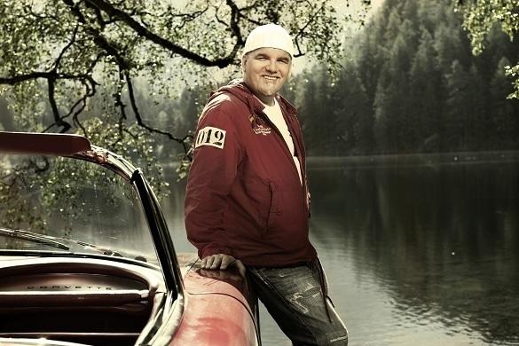 DJ Ötzis Lieder dürfen auf keiner Party fehlen - und beim Autofahren machen sie sich genauso gut! DJ Ötzi Lieder