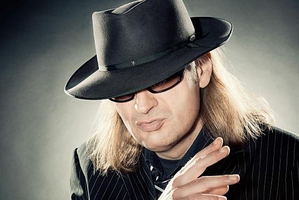 Er hat den Hut und die Stimme. Er begeistert das Publikum! Was will man mehr als Udo Lindenberg Double? Asfalt Hütte Lindeberg Double