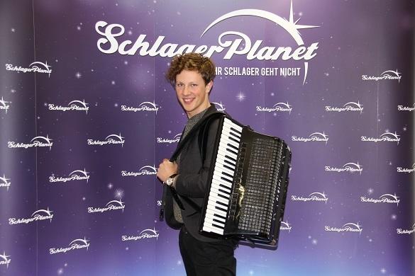Schon mit unglaublichen drei Jahren hat sich der Wunderknabe das Akkordeon spielen selbst beigebracht. Martynas Schlagerplanet Interview