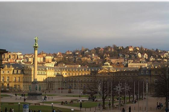 Der Schlossplatz in Stuttgart ist der größte Platz im Zentrum Stuttgarts und gilt als eine der beliebtesten Sehenswürdigkeiten Stuttgarts. Schlossplatz Stuttgart Sehenswürdigkeiten