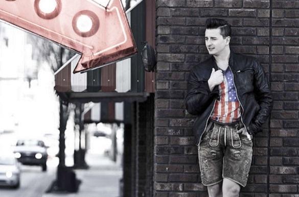 Er ist bekannt für seinen steirischen VolksRock’n’Roll. In seiner brandneuen Single „Man Of VolksRock 'n' Roll” rockt der knackige Grazer auch auf Englisch. Andreas Gabalier Englisch Single