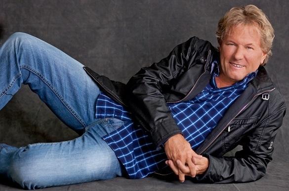 Bernhard Brink brach in den 1970ern sein Jurastudium zugunsten seiner Musikkarriere ab. Das hat sich ausgezahlt, denn der Schlagerstar beschert uns unzählige Hits und stürmt immer wieder die Charts. Bernhard Brink Wiki