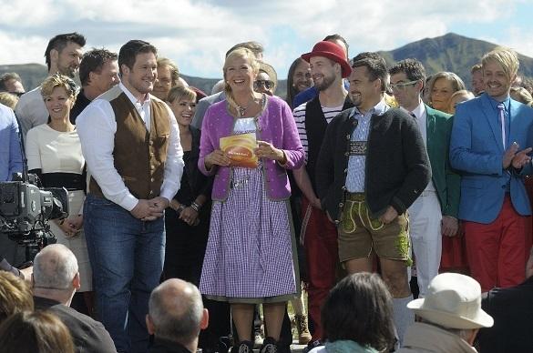 Gemeinsam mit zahlreichen namhaften Gästen präsentiert Andrea Kiewel das Finale der ZDF Herbstshow. ZDF Herbstshow