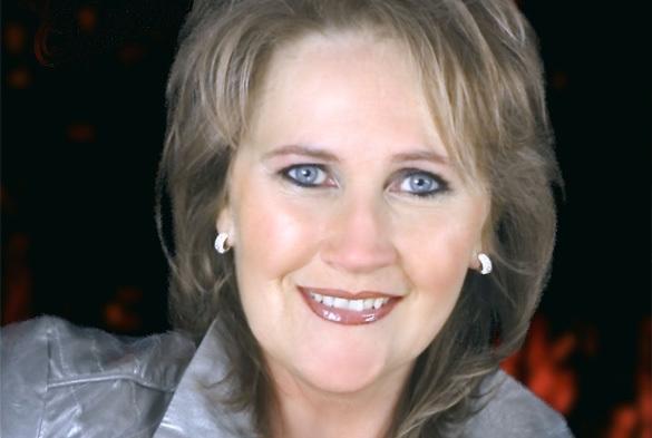 Im Jahr 2009 erschien ihr Debütalbum „Wie ein Vogel so frei”. Seit 2013 versucht die sympathische Niederländerin Sonja Onderstal den deutschen Musikmarkt zu erobern. Sonja Onderstal
