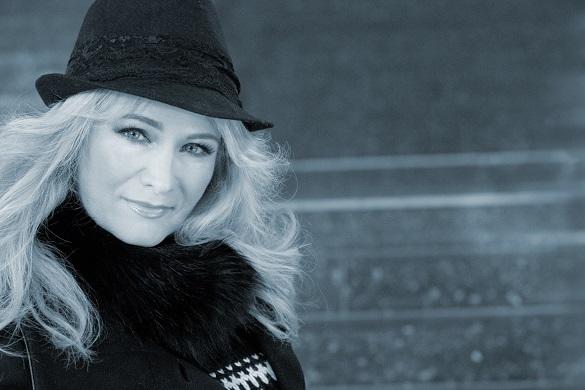Mit 17 Jahren sang sich die engelsblonde Schönheit mit „Ein bißchen Frieden" in Millionen Herzen. Heute präsentiert sich die 49-Jährige sympathischer denn je. Nicole präsentiert sich stimmgewaltig, talentiert, eindrucksvoll.