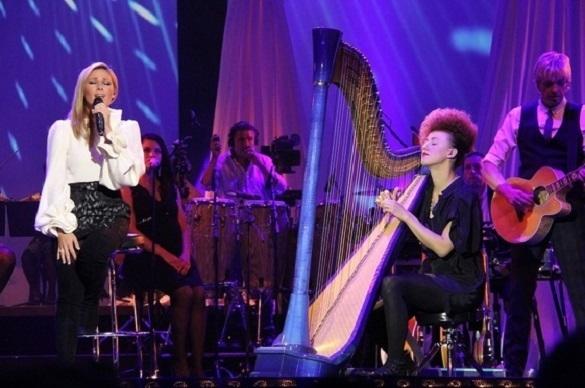 Live ist Helene Fischer wirklich unglaublich. Mit ihrer gefühlvollen Stimme verzauberte sie in München das Deutsche Theater. Helene Fischer Farbenspiel