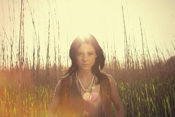Von der Sonne geküsst steht Marina Koller im hohen Gras. Heute feiert die hübsche Sängerin ihren Geburtstag! Marina Koller Geburtstag