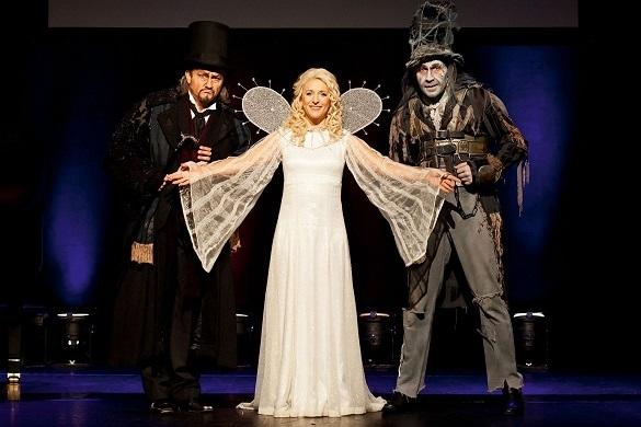Als Engel sieht Stefanie Hertel wirklich bezaubernd aus. Doch nicht nur ihr Aussehen, auch die Stimme ist engelsgleich. Vom Geist der Weihnacht Stefanie Hertel