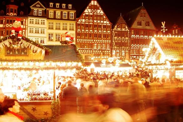 Mit über 200 Ständen bietet der frankfurter Weihnachtsmarkt eine bunte Mischung aus 56 Gastronomieständen und beheizten Gaststuben, 29 Süßwarenständen und 6 Kinderkarussells. Frankfurter Roemer Weihnachtsmarkt