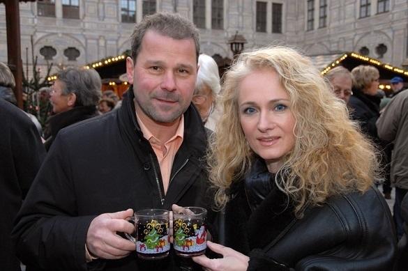 Nicole und ihr Mann Winfried Seibert sind hier glücklich auf dem Münchner Residenz-Christkindlmarkt unterwegs. Nicole Winfried Seibert