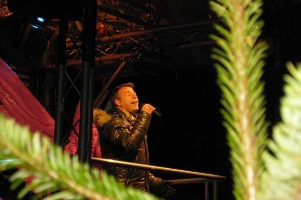 Patrick Lindner singt auf dem pinken Weihnachtsmarkt in München und liefert eine super Show ab. Patrick Lindner Weihnachtsmarkt