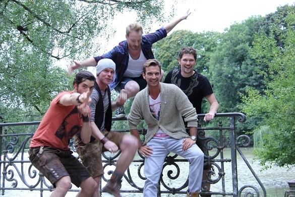 Hier rocken Florian Silbereisens Gäste voXXclub mit dem Moderator im Englischen Garten München bei der Pressekonferenz. Fest der Feste Gäste