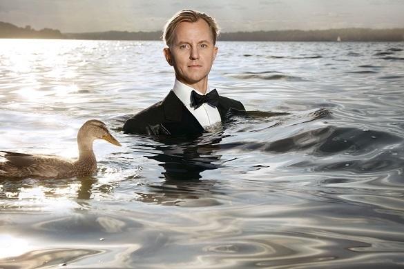 Trotz Kälte und Nässe beweist Max Raabe auch auf diesem Foto Stil! Max Raabe Geburtstag
