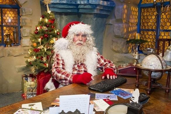 Frank Schöbel versteht Spaß und sieht im Weihnachtsmannkostüm sehr authentisch aus! Weihnachten Frank Schöbel