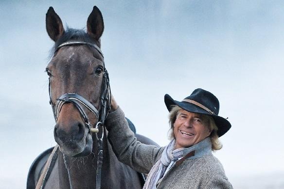 Hansi, wie Hansi Hinterseer auch passend im Film heißt, liebt Pferde sehr. Hansi Hinterseer Ruf der Pferde