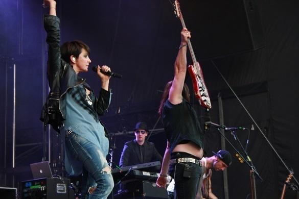 Auf der Bühne gibt sie alles: Nena beim Sommernachtstraum 2013 im Olympiastadion. Nena Konzerte 2014