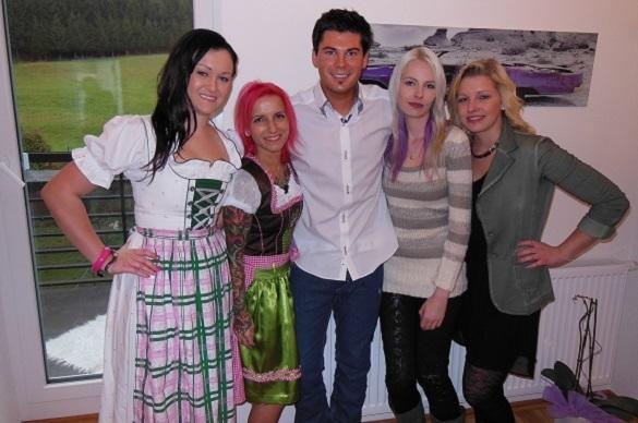 Franky Leitner mit den Kandidatinnen. Franky Leitner