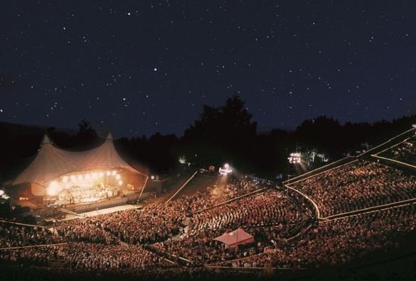 Die Waldbühne Berlin bei Nacht - hier findet die 150. Schlager-Starparade im Mai statt. Waldbühne Berlin