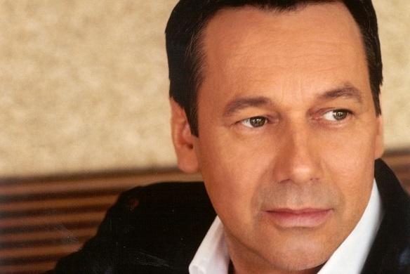 Roland Kaiser hat einen Vertrag bei Ariola/Sony Music unterschrieben. Roland Kaiser 2014