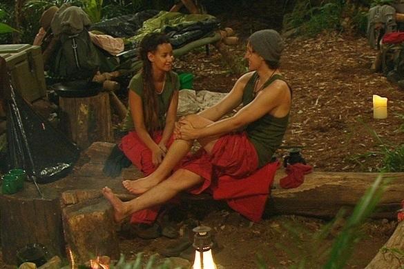Erstes Knistern im Camp: Marco und Gabby verstehen sich sehr gut und kommen sich bei der Nachtwache näher. Marco Angelini Gabby Dschungelcamp