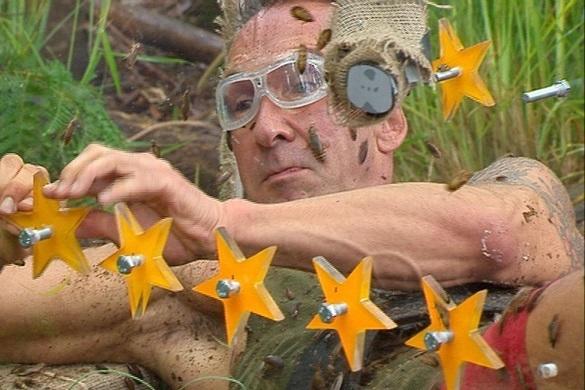 Jochen Bendel musste heute zur Dschungelprüfung antreten und wurde mit 40.000 Kakerlaken überschüttet. Dschungelcamp Prüfung Jochen Bendel