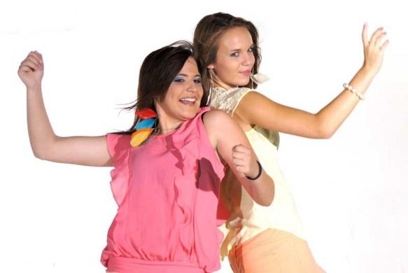 Mona und Eileen von Per Du wollen 2014 richtig durchstarten. Ein Vorbild der beiden ist Schlagerstar Helene Fischer. Per Du Vorgestellt