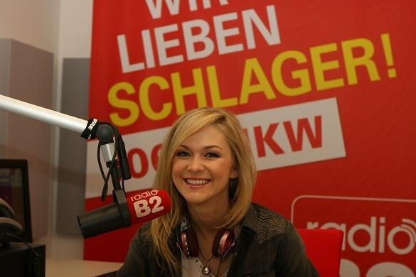 Linda Hesse greift beim radio B2 zum Mikrofon. Linda Hesse Moderatorin
