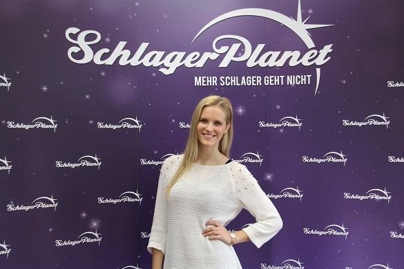 Offen spricht Jennifer im Interview darüber, wie sie sich für Senioren engagiert. Jennifer Kirchheim SchlagerPlanet