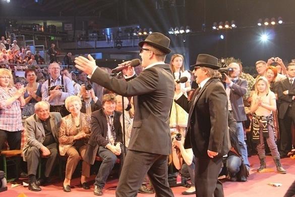 Ja beim Musikantenstadl macht er richtig Stimmung und das nicht allein! Auch seine Gäste, wie hier Andreas Gabalier, haben richtig Spaß. Andy Borg Andreas Gabalier