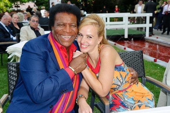 Noch können sie lachen - Roberto Blanco überschrieb sein Eigentum auf die jetzige Frau Luzandra. Als Schutz vor der Pfändung? Roberto Blanco Ehefrau Luzandra