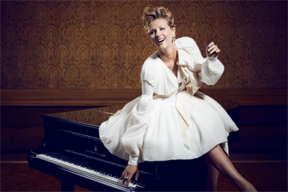 Sie ist einfach bezaubernd. Mit ihrem Aussehen, ihrem Kleidungsstil und ihrer Musik wird Ella Endlich 2014 ihre Fans aufs Neue begeistern. Ella Endlich Klavier