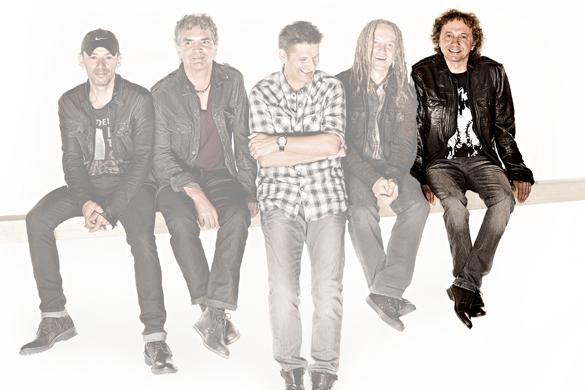 Rudi Buttas wird heute 51 Jahre jung. Mit seinem Gitarrensound prägt er die Musik von Pur maßgebend. Rudi Buttas Geburtstag